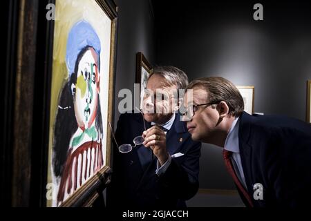 UPPSALA 20161202 Knut Knutson, links, Inhaber, und Magnus Bexhed, CEO von Uppsala Auktionskammare (Auktionshaus Uppsala) schauen sich Picassos Â“Fillette au BÃ©retÂ“ vor der Auktion der sogenannten Neuman-Sammlung nächste Woche an. Die Sammlung Neuman ist eine schwedische Privatsammlung, die internationale moderne Kunst von einigen der bedeutendsten Künstler des 20. centuryÂ umfasst: Pablo Picasso, Marc Chagall, Fernand LÃ©ger und AndrÃ© Masson. Die Sammlung präsentiert elf bedeutende Werke, die den exquisiten Geschmack eines Sammlers illustrieren: Bertil Neuman (1921-2011). Foto: Pontus Lundahl / TT / kod Stockfoto