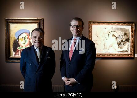 UPPSALA 20161202 Knut Knutson, links, Eigentümer, und Magnus Bexhed, CEO von Uppsala Auktionskammare (Auktionshaus Uppsala) posieren vor Picassos Â“Fillette au BÃ©retÂ“ und „Nus“ vor der Auktion der sogenannten Neuman-Sammlung nächste Woche. Die Sammlung Neuman ist eine schwedische Privatsammlung, die internationale moderne Kunst von einigen der bedeutendsten Künstler des 20. centuryÂ umfasst: Pablo Picasso, Marc Chagall, Fernand LÃ©ger und AndrÃ© Masson. Die Sammlung präsentiert elf bedeutende Werke, die den exquisiten Geschmack eines Sammlers illustrieren: Bertil Neuman (1921-2011). Foto: Pontus Stockfoto