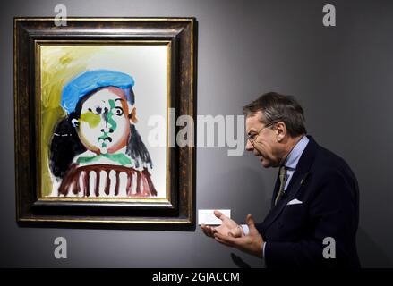 UPPSALA 20161202 Knut Knutson, Inhaber des Auktionshauses Uppsala, zeigt Picassos Â“Fillette au BÃ©retÂ“ vor der Versteigerung der sogenannten Neuman-Sammlung in der nächsten Woche. Die Sammlung Neuman ist eine schwedische Privatsammlung, die internationale moderne Kunst von einigen der bedeutendsten Künstler des 20. centuryÂ umfasst: Pablo Picasso, Marc Chagall, Fernand LÃ©ger und AndrÃ© Masson. Die Sammlung präsentiert elf bedeutende Werke, die den exquisiten Geschmack eines Sammlers illustrieren: Bertil Neuman (1921-2011). Foto: Pontus Lundahl / TT / kod 10050 Stockfoto