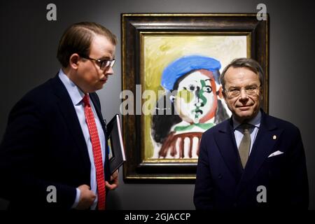 UPPSALA 20161202 Knut Knutson, rechts, Eigentümer, und Magnus Bexhed, CEO von Uppsala Auktionskammare (Auktionshaus Uppsala) posieren vor Picassos Â“Fillette au BÃ©retÂ“ vor der Auktion der sogenannten Neuman-Sammlung nächste Woche. Die Sammlung Neuman ist eine schwedische Privatsammlung, die internationale moderne Kunst von einigen der bedeutendsten Künstler des 20. centuryÂ umfasst: Pablo Picasso, Marc Chagall, Fernand LÃ©ger und AndrÃ© Masson. Die Sammlung präsentiert elf bedeutende Werke, die den exquisiten Geschmack eines Sammlers illustrieren: Bertil Neuman (1921-2011). Foto: Pontus Lundahl / Stockfoto