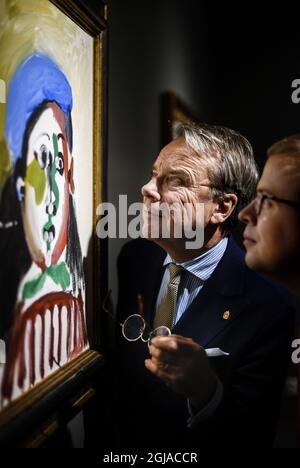 UPPSALA 20161202 Knut Knutson, links, Inhaber, und Magnus Bexhed, CEO von Uppsala Auktionskammare (Auktionshaus Uppsala) schauen sich Picassos Â“Fillette au BÃ©retÂ“ vor der Auktion der sogenannten Neuman-Sammlung nächste Woche an. Die Sammlung Neuman ist eine schwedische Privatsammlung, die internationale moderne Kunst von einigen der bedeutendsten Künstler des 20. centuryÂ umfasst: Pablo Picasso, Marc Chagall, Fernand LÃ©ger und AndrÃ© Masson. Die Sammlung präsentiert elf bedeutende Werke, die den exquisiten Geschmack eines Sammlers illustrieren: Bertil Neuman (1921-2011). Foto: Pontus Lundahl / TT / kod Stockfoto