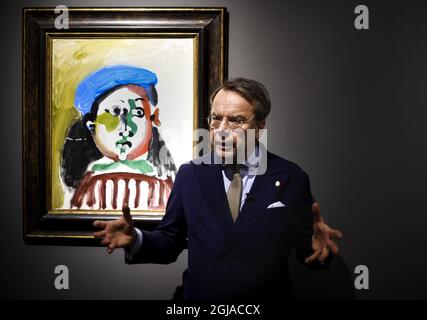 UPPSALA 20161202 Knut Knutson, Inhaber des Auktionshauses Uppsala, zeigt Picassos Â“Fillette au BÃ©retÂ“ vor der Versteigerung der sogenannten Neuman-Sammlung in der nächsten Woche. Die Sammlung Neuman ist eine schwedische Privatsammlung, die internationale moderne Kunst von einigen der bedeutendsten Künstler des 20. centuryÂ umfasst: Pablo Picasso, Marc Chagall, Fernand LÃ©ger und AndrÃ© Masson. Die Sammlung präsentiert elf bedeutende Werke, die den exquisiten Geschmack eines Sammlers illustrieren: Bertil Neuman (1921-2011). Foto: Pontus Lundahl / TT / kod 10050 Stockfoto