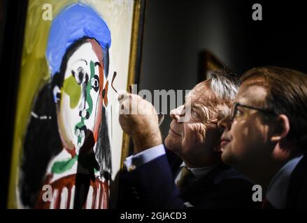 UPPSALA 20161202 Knut Knutson, links, Inhaber, und Magnus Bexhed, CEO von Uppsala Auktionskammare (Auktionshaus Uppsala) schauen sich Picassos Â“Fillette au BÃ©retÂ“ vor der Auktion der sogenannten Neuman-Sammlung nächste Woche an. Die Sammlung Neuman ist eine schwedische Privatsammlung, die internationale moderne Kunst von einigen der bedeutendsten Künstler des 20. centuryÂ umfasst: Pablo Picasso, Marc Chagall, Fernand LÃ©ger und AndrÃ© Masson. Die Sammlung präsentiert elf bedeutende Werke, die den exquisiten Geschmack eines Sammlers illustrieren: Bertil Neuman (1921-2011). Foto: Pontus Lundahl / TT / kod Stockfoto