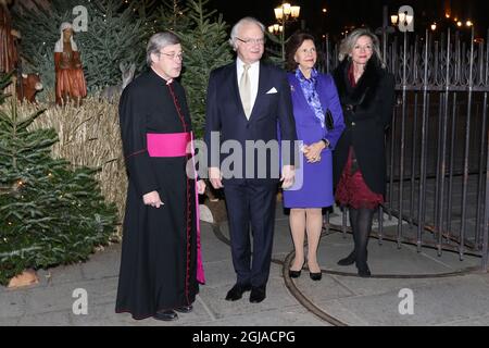 PARIS 2016-12-06 König Carl Gustav, Königin Silvia und Bischof Patrick Chauvet bei einem Weihnachtskonzert in der Kathedrale Notre Dame in Paris 6. Dezember 2016 Foto: Kristofer Sandberg / EXP / TT / kod 7000 ** OUT SWEDEN OUT** Stockfoto