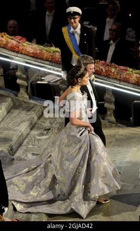 STOCKHOLM 2016-12-10 Kronprinzessin Victoria und Nobelpreisträger für Physik Micheal Kosterlitz treffen am 10. Dezember 2016 zum Nobelbankett im Rathaus in Stockholm ein. Foto: Henrik Montgomery / TT kod 10060 Stockfoto