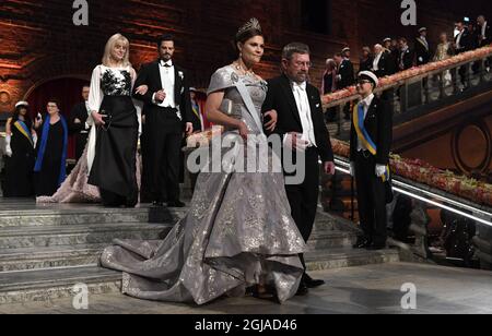 STOCKHOLM 2016-12-10 Kronprinzessin Victoria und Nobelpreisträger für Physik Micheal Kosterlitz treffen am 10. Dezember 2016 zum Nobelbankett im Rathaus in Stockholm ein. Foto: Jessica Gow / TT / Kod 10070 Stockfoto