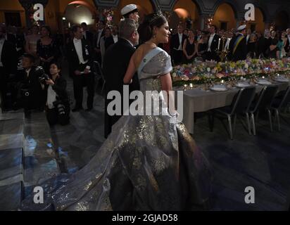 STOCKHOLM 2016-12-10 Kronprinzessin Victoria und Nobelpreisträger für Physik aus dem Jahr 2016, Michael Kosterlitz, treffen am 10. Dezember 2016 zum Nobelbankett im Rathaus in Stockholm ein. Foto: Jessica Gow / TT / Kod 10070 Stockfoto