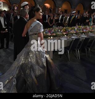 STOCKHOLM 2016-12-10 Kronprinzessin Victoria und Nobelpreisträger für Physik aus dem Jahr 2016, Michael Kosterlitz, treffen am 10. Dezember 2016 zum Nobelbankett im Rathaus in Stockholm ein. Foto: Jessica Gow / TT / Kod 10070 Stockfoto