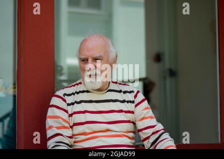 Rentner alter Mann, der raucht und hustet. Ein ungesundes Leben. Stockfoto