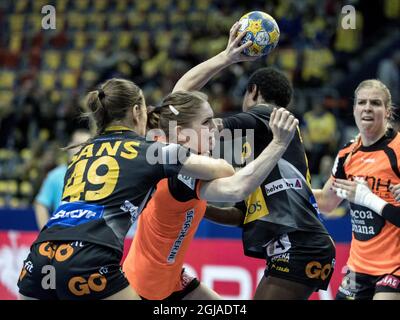 Die Niederlande Laura Van der Heijden (C) chalenge Judith Sans (L) und Alexandrina Cabral während des Frauen-Handball-Europameisterschafts-Hauptspiel der Gruppe 1 zwischen Spanien und den Niederlanden in der Scandinavium Arena in Gothemburg am 14. Dezember 2016. Foto: Bjorn Larsson Rosvall / TT / kod 9200 Stockfoto