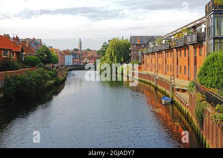 Blick auf den Fluss Wensum in einem bebauten Gebiet oberhalb der Whitefriars Bridge in der Stadt Norwich, Norfolk, England, Vereinigtes Königreich. Stockfoto