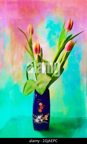 Stillleben von Tulpen in einer japanischen Vase, als Kunst Stockfoto