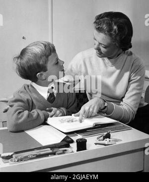 ARKIV 195604. Prinzessin Birgitta hilft dem 10-jährigen Kronprinzen Carl Gustaf mit seinem Heimwerk Foto: Ab Text & Bilder / SVT / Kod: 5600 Bonnierarkivet Stockfoto