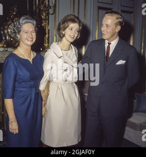 ARKIV dezember 1960. Prinzessin Sibylla und ihre Tochter Prinzessin Birgitta mit Prinz Johan Georg von Hohenzollern während der Verlobung im Königspalast in Stockholm, Foto: Pressens Bild / TT / Kod: 194 Stockfoto