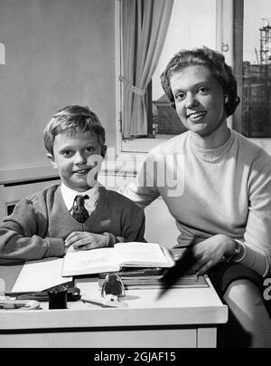 ARKIV 195604. Prinzessin Birgitta hilft dem 10-jährigen Kronprinzen Carl Gustaf mit seinem Heimwerk Foto: Ab Text & Bilder / SVT / Kod: 5600 Bonnierarkivet Stockfoto