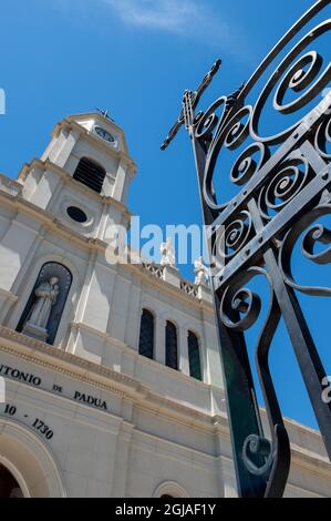 Argentinien, Pampas, San Antonio de Areco. Die historische Kirche, San Antonio de Padua, ca. 1730, mit reich verzierten schmiedeeisernen Zaun. Stockfoto