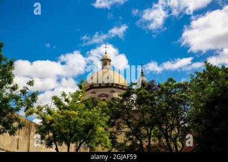 Argentinien, Buenos Aires, San Telmo. San Pedro Gonzalez Telmo Kirche Kuppeln. Stockfoto