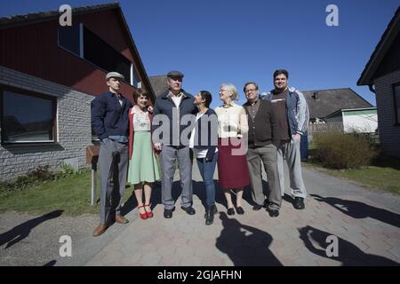 TROLLHATTAN 2015-04-21 der schwedische Schauspieler Rolf Lassgard fotografierte während der Dreharbeiten zu der Rolle „Ove“ im Film „Ein Mann namens Ove“ mit den Co-Stars Filip Berg, Ida Engvoll, Bahar Pars, Chatarina Larsson, Borje Lundberg und Klas Wiljergard. Der Film wurde für drei Oscars nominiert Foto: Bjorn Larsson Rosvall / TT / Kod 9200 Stockfoto