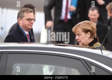 Bundeskanzlerin Angela Merkel wird am 31. Januar 2017 von Minister Michael Damberg bei der Ankunft am Flughafen Arlanda außerhalb von Stockholm, Schweden, begrüßt. Merkel ist zu einem eintägigen offiziellen Besuch in Schweden. Foto: Fredrik Sandberg / TT / Code 10080 Stockfoto