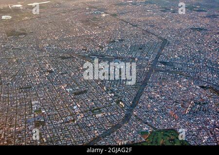 Landepfad zum Internationalen Flughafen Ezeiza EZE Buenos Aires. Die Autobahn General Paz ist die Grenze zwischen der Hauptstadt Federal und der Provinz Buenos Aires. Stockfoto