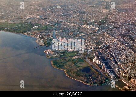 Landepfad zum Internationalen Flughafen Ezeiza EZE Buenos Aires. Reserva Ecologica, Puerto Madero und Casa Rosada rechts unten. Stockfoto