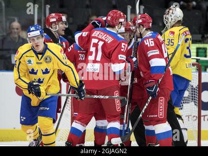 Die russischen Spieler feiern ihr zweites Tor der Schwede Joel Eriksson EK (L) und Torwart anders Lindback (R) während des Eishockeyspiels zwischen Schweden und Russland bei den Sweden Hockey Games in der Scandinavium Arena in Gothemburg, Schweden, 11. Februar 2017. Foto: Bjorn Larsson Rosvall / TT / ** SCHWEDEN AUS ** Stockfoto