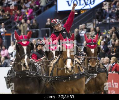 Jerome Voutaz aus der Schweiz feiert den Gewinn des FEI-Weltcups während der Göteborg Horse Show in der Scandinavium Arena in Göteborg, Schweden, am 25. Februar 2017. Foto: Thomas Johansson / TT / Code 9200 Stockfoto