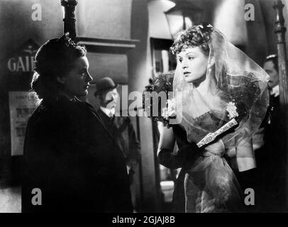 Phyllis Calvert (rechts), Dreharbeiten zum britischen Film, 'Fanny by Gaslight', Gainsborough Pictures, 1944 Stockfoto