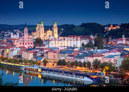 Passau Skyline, Deutschland. Luftbild der Skyline von Passau, Bayern, Deutschland zur hellblauen Stunde. Stockfoto