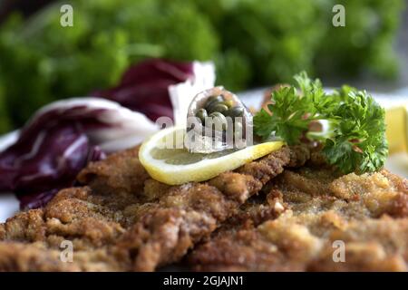 STOCKHOLM 20170120 Wiener Schnitzel mit Zitrone, Kapern und Sardellenfilets. Foto: Janerik Henriksson / TT / Kod 10010 Stockfoto