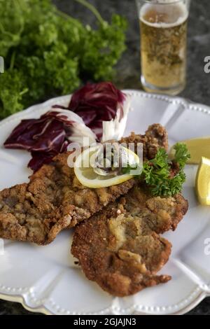 STOCKHOLM 20170120 Wiener Schnitzel mit Zitrone, Kapern und Sardellenfilets. Foto: Janerik Henriksson / TT / Kod 10010 Stockfoto