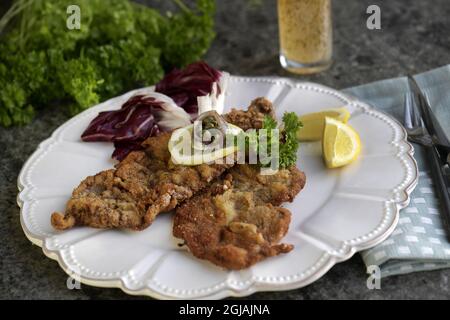 STOCKHOLM 20170120 Wiener Schnitzel mit Zitrone, Kapern und Sardellenfilets. Foto: Janerik Henriksson / TT / Kod 10010 Stockfoto