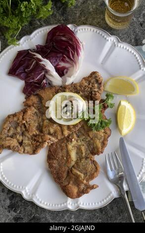 STOCKHOLM 20170120 Wiener Schnitzel mit Zitrone, Kapern und Sardellenfilets. Foto: Janerik Henriksson / TT / Kod 10010 Stockfoto
