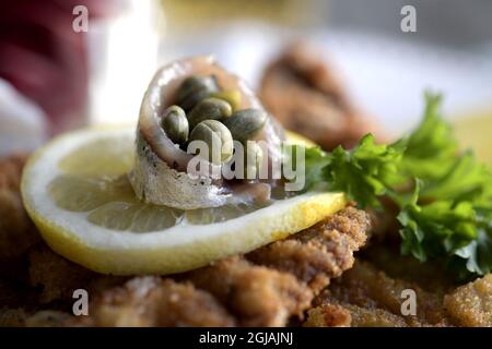 STOCKHOLM 20170120 Wiener Schnitzel mit Zitrone, Kapern und Sardellenfilets. Foto: Janerik Henriksson / TT / Kod 10010 Stockfoto
