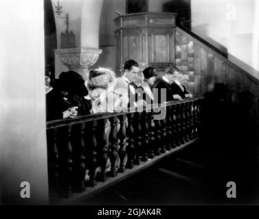 John Gilbert, Greta Garbo (beide Mitte), am Set von The Silent Film, 'Flesh and the Devil', MGM, 1926 Stockfoto