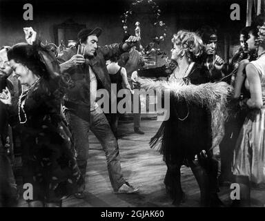 Anthony Quinn, Shelley Winters, On-Set of the Film, 'Flap', Warner Bros., 1970 Stockfoto