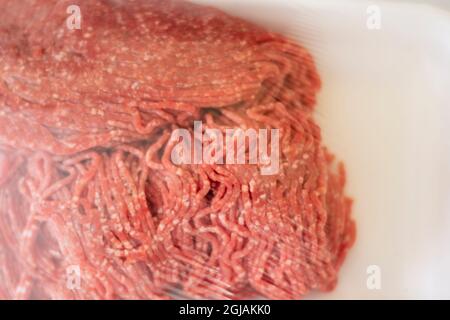 Fettarmes Hackfleisch. Verpackt und mit Frischhaltefolie überzogen. Stockfoto