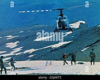 Robert Shaw (Mitte mit Gewehr), Drehort des britischen Films, „Figures in a Landscape“, National General Picters, 1970 Stockfoto