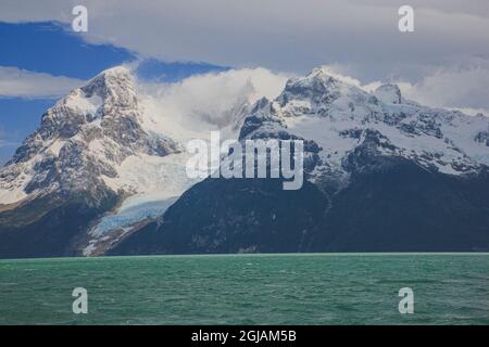 Vom rauhen Wasser des Baker Kanals im Süden Chiles hat man einen wunderbaren Blick auf den Balmaceda Gletscher und die umliegenden schneebedeckten Berge. Stockfoto