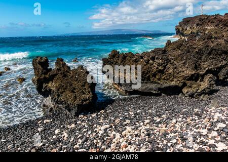 Die vulkanische Küste von Kap Hanamanioa und Kaho'olawe Island über das blaue Wasser der La Perouse Bay, Makena-La Perouse State Park, Maui, Hawaii, Stockfoto