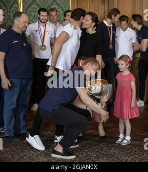 STOCKHOLM 2017-05-22 Anton Stralman ( Tampa Bay Lightning ) zeigt Prinzessin Estelle die Trophäe, während Kronprinzessin Victoria Henrik Lundquist (New York Rangers) im Königlichen Palast in Stockholm, Schweden, umarmt. Schweden schlug Kanada im Sonntagsfinale der Eishockey-Weltmeisterschaft in Deutschland. Foto: Anders Wiklund / TT / Kod 10040 Stockfoto
