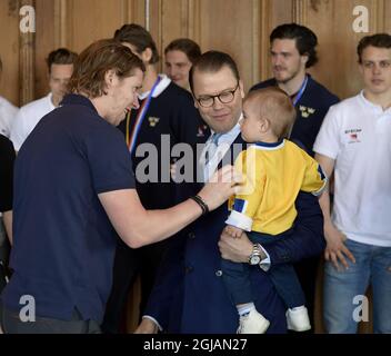 STOCKHOLM 2017-05-22 Niklas Backstrom, Prinz Daniel und Prinz Oscar im Königlichen Palast in Stockholm, Schweden. Schweden schlug Kanada im Sonntagsfinale der Eishockey-Weltmeisterschaft in Deutschland. Foto: Anders Wiklund / TT / Kod 10040 Stockfoto