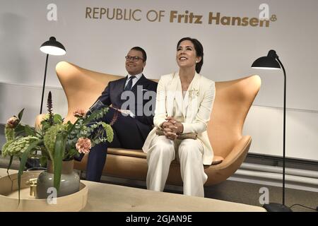 STOCKHOLM 2017-05-29 Kronprinzessin Mary von Dänemark und Prinz Daniel von Schweden, sind während des Besuchs in der Design Lounge zu sehen, Möbeldesigner in Stockholm Foto: Claudio Bresciani / TT / Kod 10090 danishinsweden2017 Stockfoto