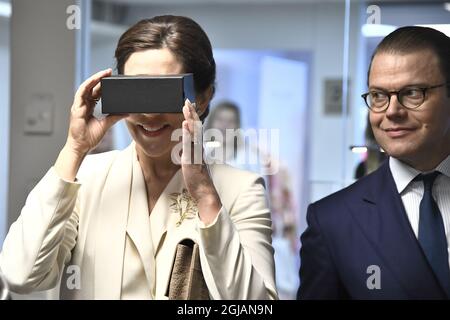 STOCKHOLM 2017-05-29 Kronprinzessin Mary von Dänemark begibt sich gemeinsam mit Prinz Daniel von Schweden beim Besuch der Design Lounge in Stockholm mit einer VR-Brille Foto: Claudio Bresciani / TT / Kod 10090 danishinsweden2017 Stockfoto