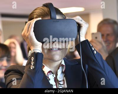 STOCKHOLM 2017-05-29 Kronprinzessin Mary von Dänemark hilft Kronprinzessin Victoria beim Besuch der Design Lounge in Stockholm mit ihrer VR-Brille.das dänische Kronprinzenpaar ist zu einem offiziellen Besuch in Schweden. Foto: Claudio Bresciani / TT / Kod 10090 danishinsweden2017 Stockfoto