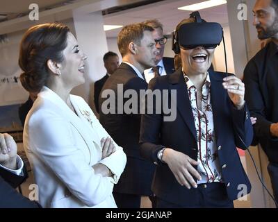 STOCKHOLM 2017-05-29 Kronprinzessin Mary von Dänemark hilft Kronprinzessin Victoria beim Besuch der Design Lounge in Stockholm mit ihrer VR-Brille.das dänische Kronprinzenpaar ist zu einem offiziellen Besuch in Schweden. Foto: Claudio Bresciani / TT / Kod 10090 danishinsweden2017 Stockfoto