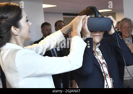 STOCKHOLM 2017-05-29 Kronprinzessin Mary von Dänemark hilft Kronprinzessin Victoria beim Besuch der Design Lounge in Stockholm mit ihrer VR-Brille.das dänische Kronprinzenpaar ist zu einem offiziellen Besuch in Schweden. Foto: Claudio Bresciani / TT / Kod 10090 danishinsweden2017 Stockfoto