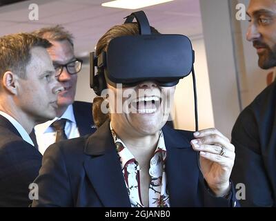 STOCKHOLM 2017-05-29 Kronprinzessin Mary von Dänemark hilft Kronprinzessin Victoria beim Besuch der Design Lounge in Stockholm mit ihrer VR-Brille.das dänische Kronprinzenpaar ist zu einem offiziellen Besuch in Schweden. Foto: Claudio Bresciani / TT / Kod 10090 danishinsweden2017 Stockfoto