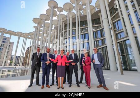 09. September 2021, Sachsen, Leipzig: Katrin Leonhardt (M), Vorsitzende des Vorstands der Sächsischen Aufbaubank, sowie Roland Wöller (l-r, CDU), Innenminister Sachsens, Martin Durig (SPD), Wirtschaftsminister Sachsens, Thomas Schmidt (CDU), Staatsminister für Landesentwicklung Sachsens, Ronald Kothe, Im Portikus des Gebäudes stehen Mitglied des Vorstands der Sächsischen Aufbaubank, Hartmut Vorjohann (CDU), Finanzminister Sachsens, Hartmut Oswalt, Baubeirat, Barbara Klepsch (CDU), Kulturministerin Sachsens, und Burkhard Jung (SPD), Oberbürgermeister von Leipzig Stockfoto