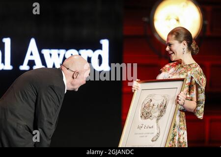 STOCKHOLM 2017-05-29 Kronprinzessin Victoria (R) überreicht den Astrid Lindgren Memorial Award 2017 (ALMA) an den deutschen Illustrator und Bilderbuchautor Wolf Erlbruch während einer Preisverleihung in der Stockholmer Konzerthalle am 29. Mai 2017. Foto: Christine Olsson / TT / kod 10430 Stockfoto